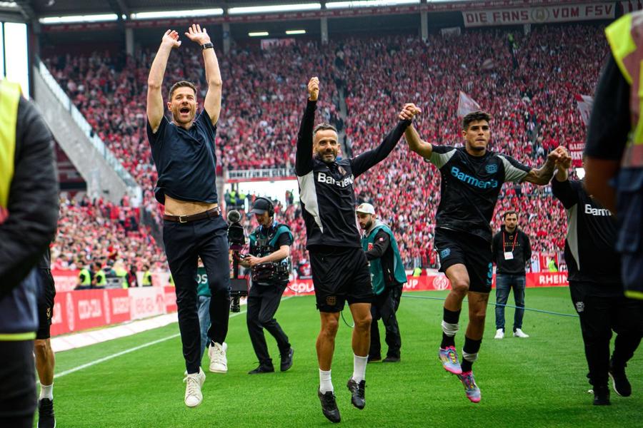 Ismael Camenforte a câștigat toate trofeele în Germania cu Xabi Alonso și stafful tehnic de la Bayer Leverkusen / Foto: Imago Cine este asistentul-minune al lui Xabi Alonso la Real Madrid! Și-a făcut ucenicia în România: „Era profesonist excelent! Ca prin farmec am scăpat de accidentări!”