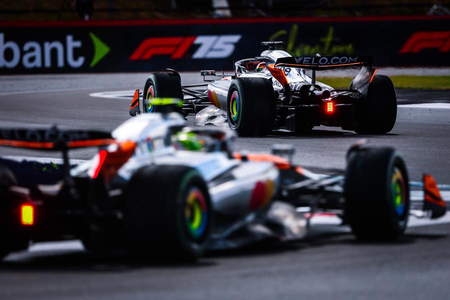 Oscar Piastri și Lando Norris, în cursa de la Silverstone. Foto: Imago Explicația lui McLaren privind refuzul inversării pozițiilor lui Piastri și Norris în Marele Premiu al Marii Britanii