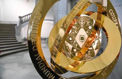 Cât valorează trofeul milionarilor mondiali » Este placat cu aur de 24 de carate și inspirat după naveta Voyager!
