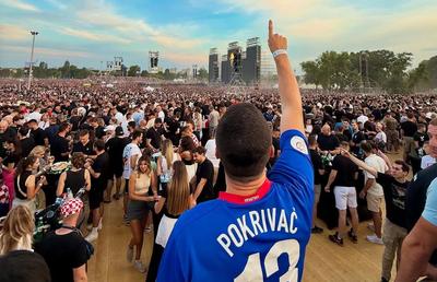 Portarul unui club de handbal din Serbia, dat afară după ce a participat la concertul unui croat asociat cu mișcarea fascistă: „Ofensează amintirea miilor de victime”