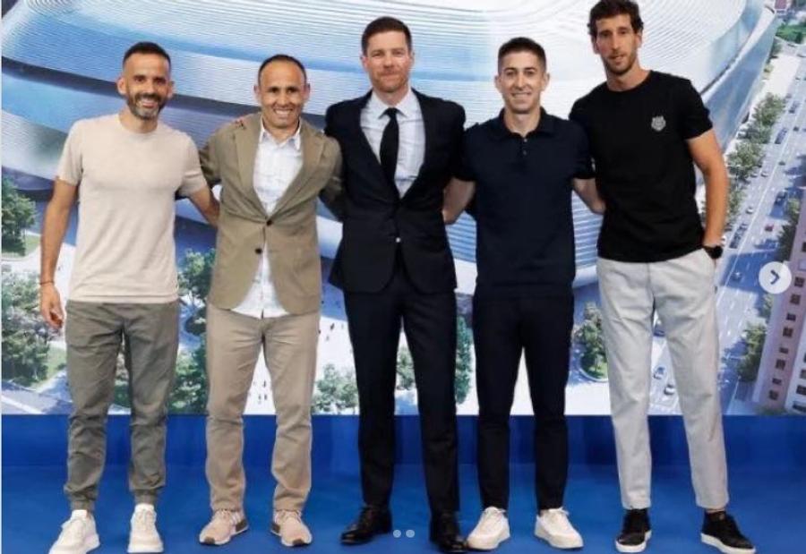Ismael Camenforte (primul din stânga) și noul staff tehnic al lui Xabi Alonso la Real Madrid / Foto: Imago Cine este asistentul-minune al lui Xabi Alonso la Real Madrid! Și-a făcut ucenicia în România: „Era profesonist excelent! Ca prin farmec am scăpat de accidentări!”