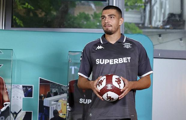 Alex Dobre și Denis Ciobotariu, în noile echipamente ale Rapidului: „Vrem un trofeu, suntem pregătiți!”