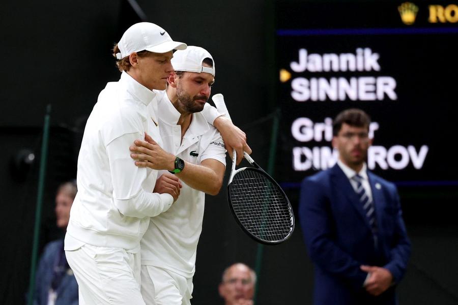 Grigor Dimitrov, ajutat de Jannik Sinner să ajungă la banca lui după accidentarea de la Wimbledon /Foto: Guliver/GettyImages Fostul număr 3 mondial, pregătit de revenire după un 2025 de coșmar: „Am avut timp să mă înțeleg mai bine”