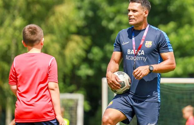 Metoda omizii și refuzul vaccinării » Dedesubturile transferului anunțat cu fast în România: „A lucrat la FC Barcelona”