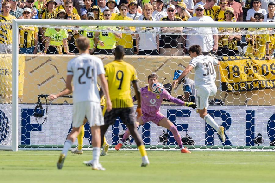 Gonzalo Garcia a deschis scorul cu Dortmund (3-2) printr-o execuție de vârf de careu / Foto: Imago Golgheterul Realului provine din familia „Zeiței Iubirii” de la Hollywood! » A avut bunic toreador și chirurg, unchiul a fost un rugbyst celebru, iar vârful „operează” apărătorii