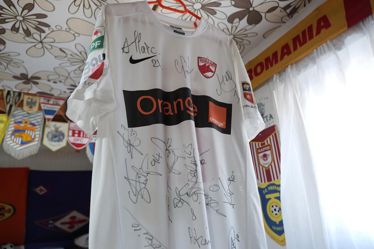 Omul de încredere al lui „Pinalti” povestește totul! » „Am cărat valiza cu bani”, fotbaliști pierduți la poker și provocarea halucinantă pentru Gheorghe Ștefan: „Hai la cimitir! Spate în spate, 10 pași și tragem!”
