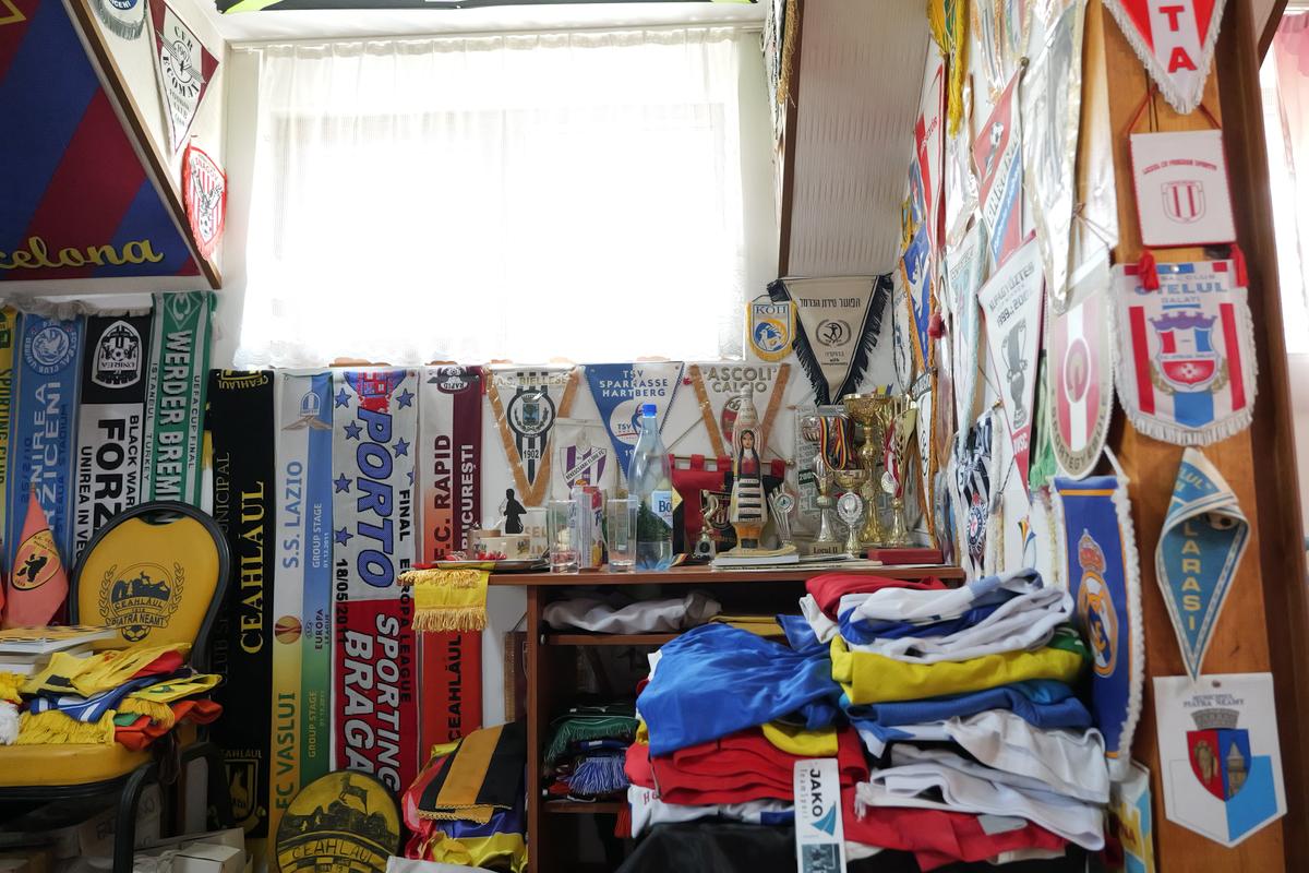 Omul de încredere al lui „Pinalti” povestește totul! » „Am cărat valiza cu bani”, fotbaliști pierduți la poker și provocarea halucinantă pentru Gheorghe Ștefan: „Hai la cimitir! Spate în spate, 10 pași și tragem!”