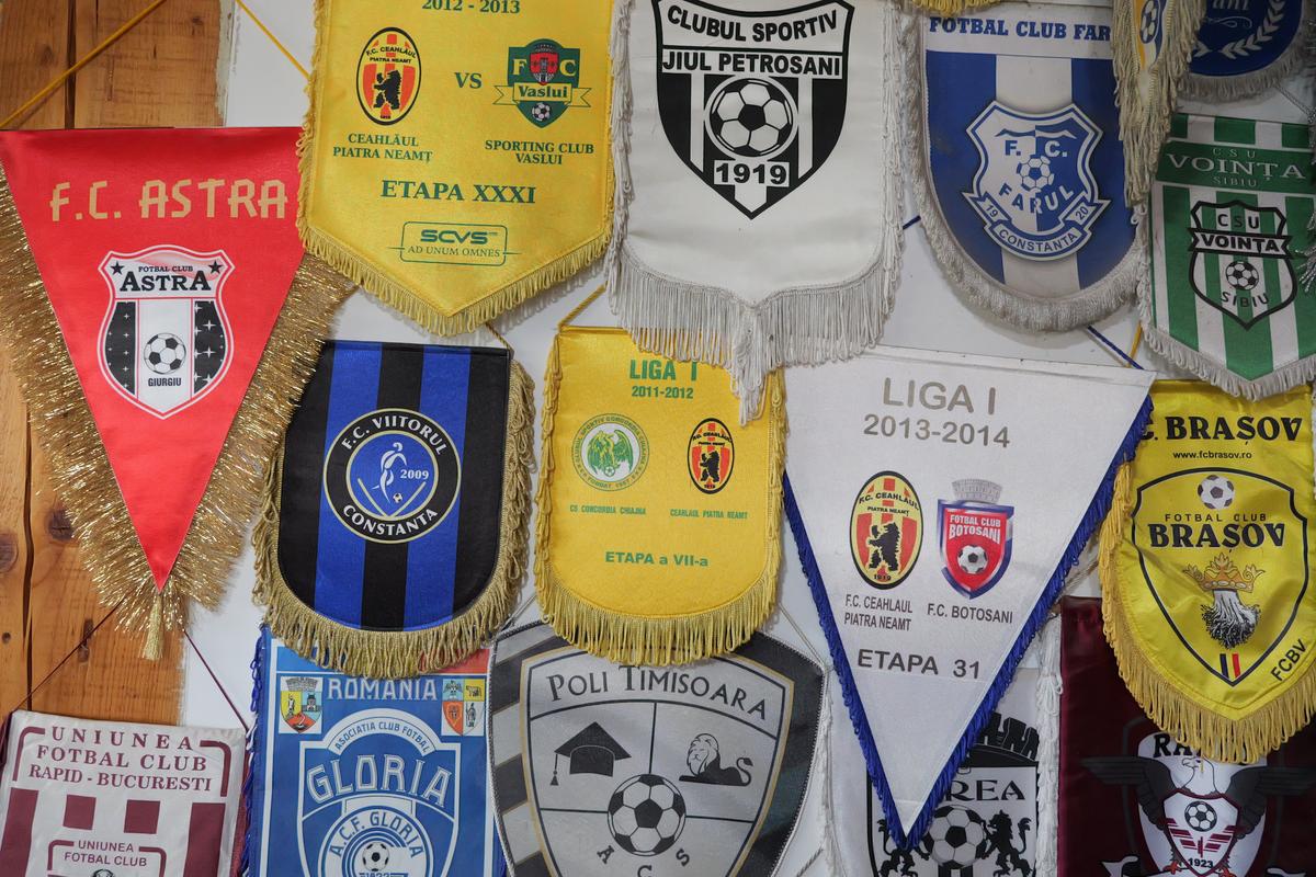 Omul de încredere al lui „Pinalti” povestește totul! » „Am cărat valiza cu bani”, fotbaliști pierduți la poker și provocarea halucinantă pentru Gheorghe Ștefan: „Hai la cimitir! Spate în spate, 10 pași și tragem!”