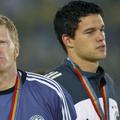 Oliver Kahn și Michael Ballack, cu medaliile de argint după finala Mondialului din 2002 // foto: Guliver/gettyimages