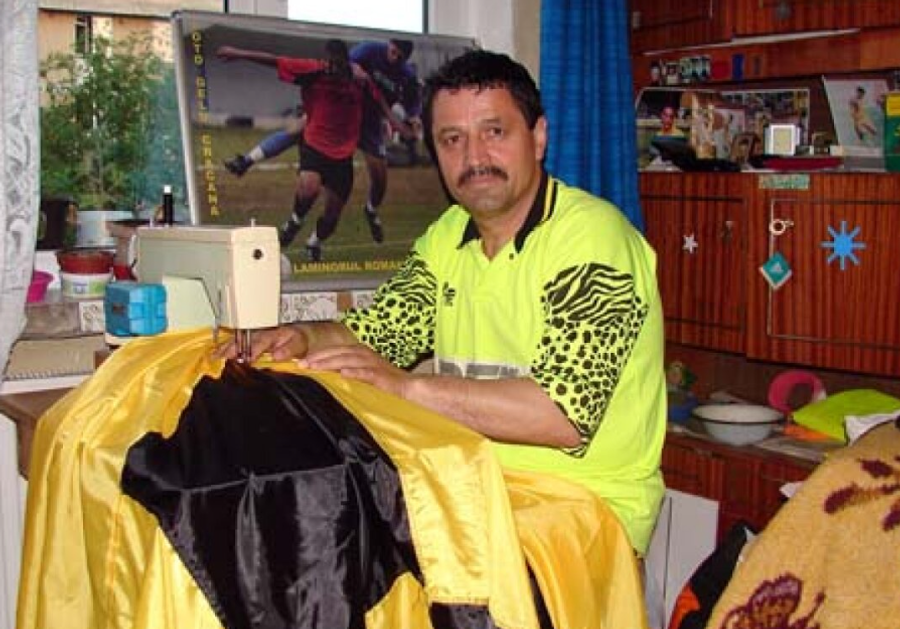 Gelu Crăcană, lucrând la tricoul gigant dedicat lui Florin Axinia Omul de încredere al lui „Pinalti” povestește totul! » „Am cărat valiza cu bani”, fotbaliști pierduți la poker și provocarea halucinantă pentru Gheorghe Ștefan: „Hai la cimitir! Spate în spate, 10 pași și tragem!”
