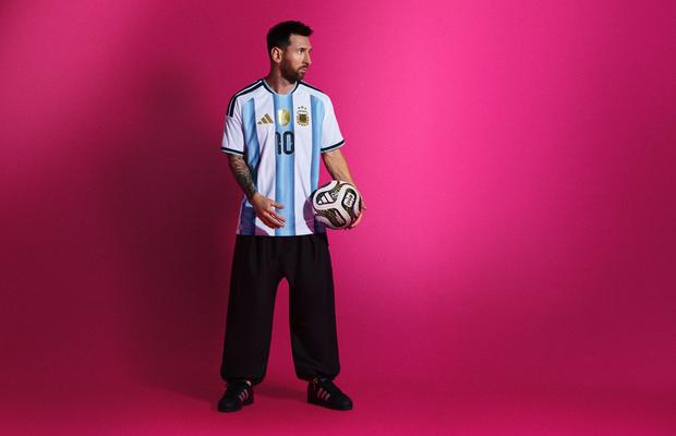 adidas a lansat “TRIONDA FINAL” – mingea oficială pentru semifinale, meciul pentru locul 3 și finala World Cup 26
