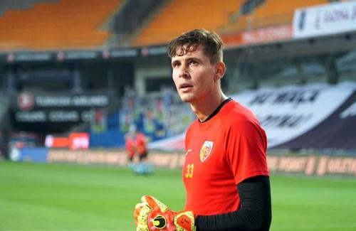 Silviu Lung, portarul lui Kayserispor, nu mai pleacă la Beșiktaș ori Galatasaray. Liderul paradelor în Süper Lig și-a prelungit acordul cu echipa sa, expirat recent.