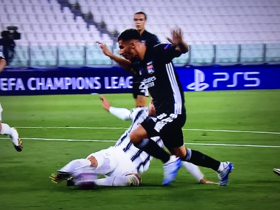 Faultul lui Bentancur asupra lui Aouar. Contactul se produce după acest instantaneu LIGA CAMPIONILOR. FOTO Două penalty-uri contestate în Juventus - Lyon!