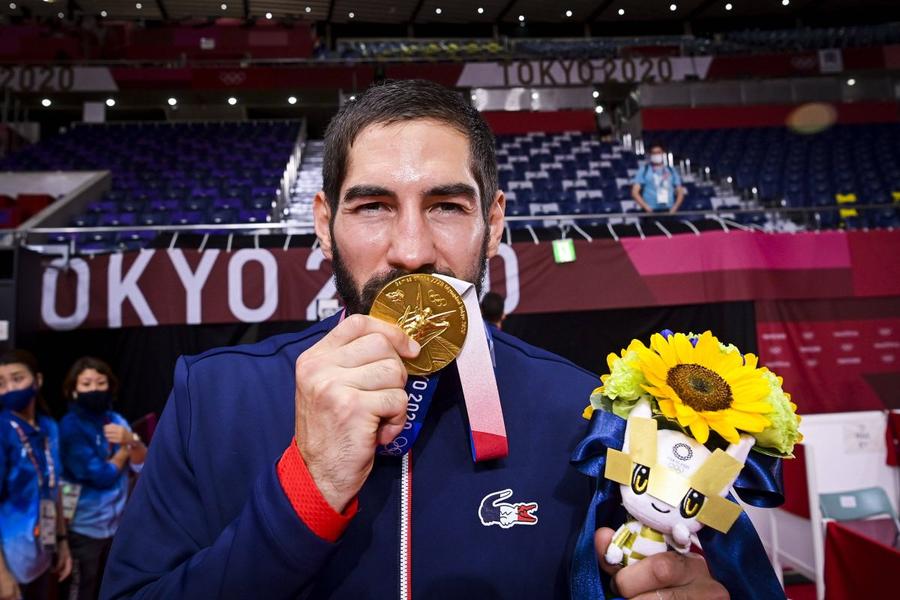 Karabatic în timp ce sărută aurul olimpic, foto: Imago Franța, de neoprit! Campioni la handbal și volei, la doar 73 de minute distanță, după două finale extraordinare!
