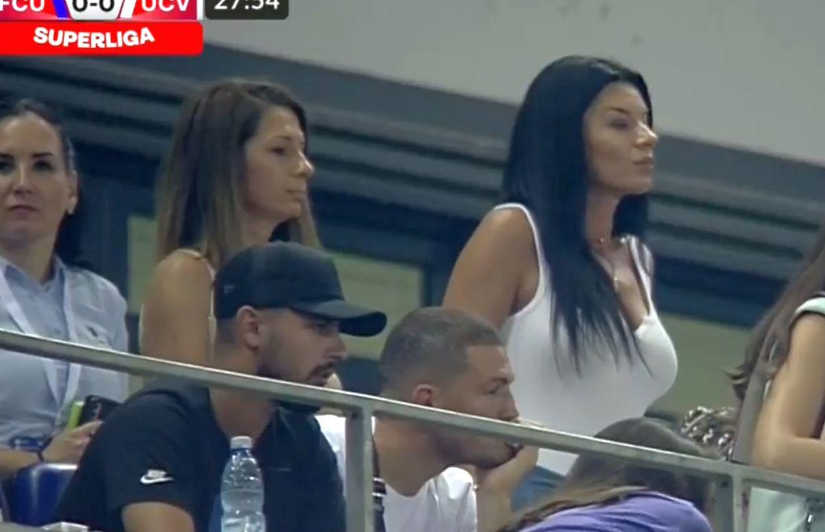FOTO Ramona, soția lui Marius Croitoru, și sora ei, în tribune la FCU Craiova - CSU Craiova 07.08.2022