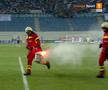 FOTO Întrerupere în FCU Craiova - CSU Craiova cauzată de torțele aruncate de fanii gazdelor