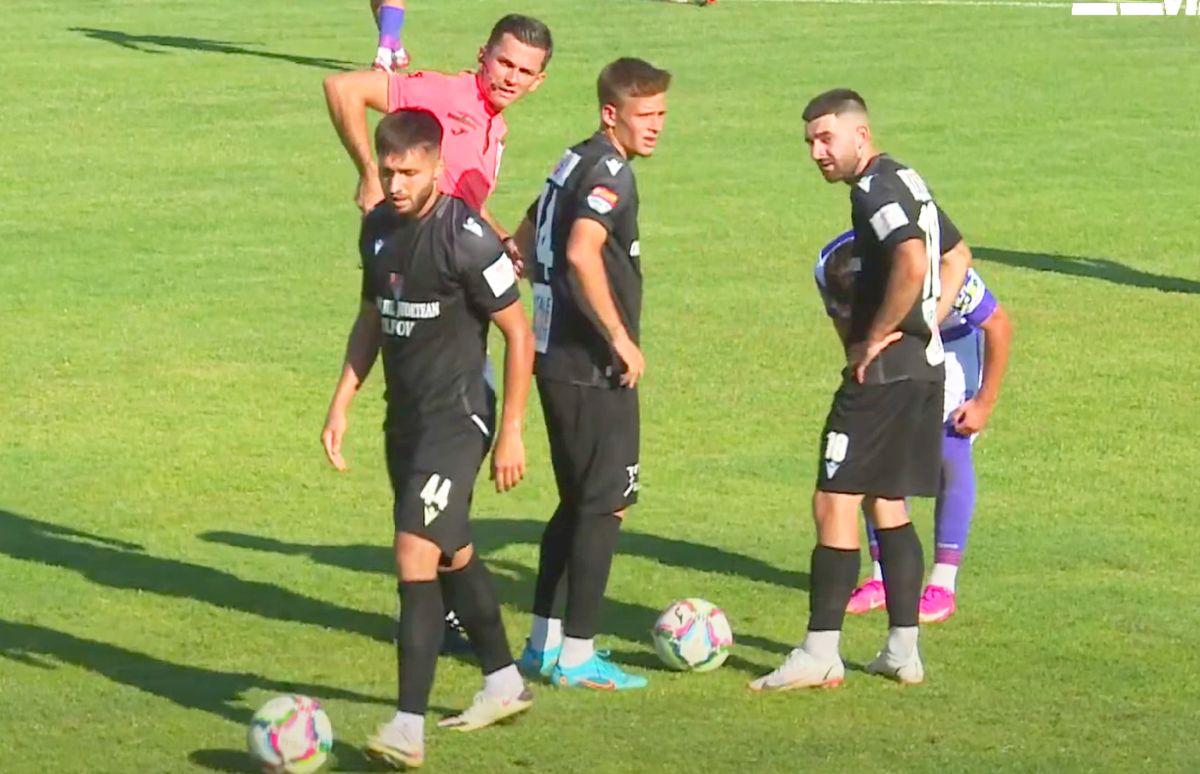 Fază bizară în Chindia - CFR Cluj » Jucătorii campioanei n-au înțeles de ce a fost eliminat Gabriel Debeljuh! Ce spune protocolul VAR