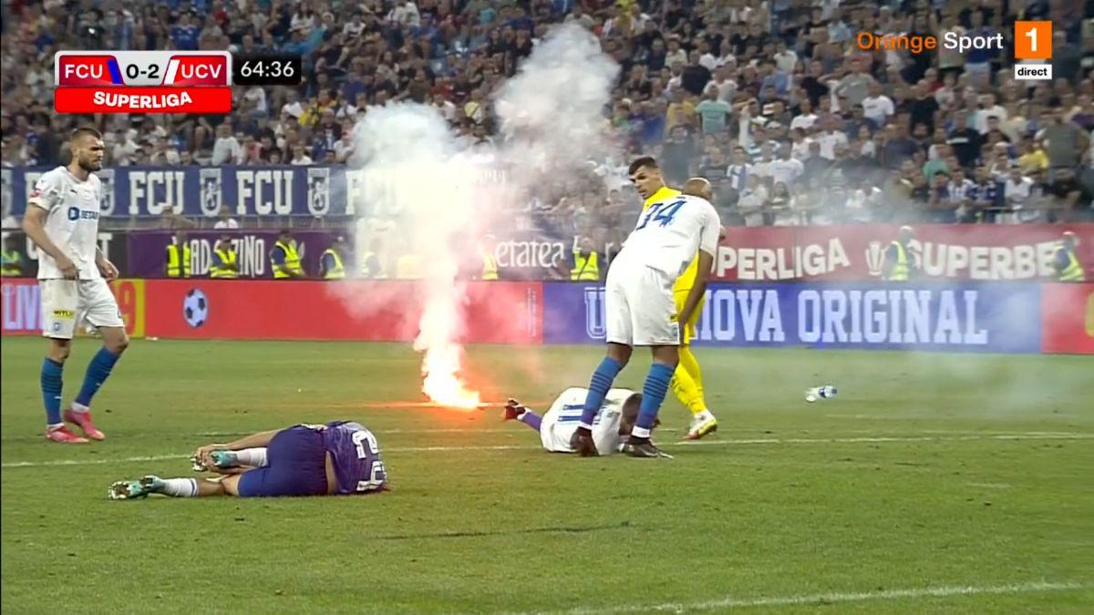 FOTO Întrerupere în FCU Craiova - CSU Craiova cauzată de torțele aruncate de fanii gazdelor