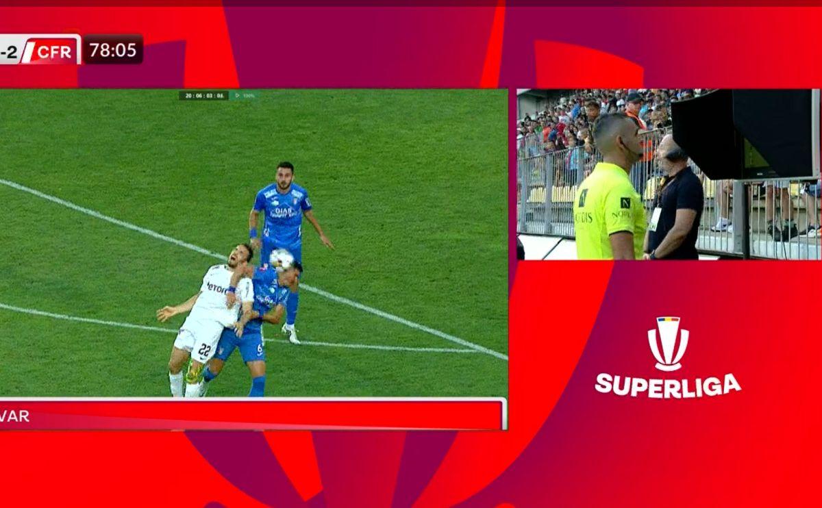 Fază bizară în Chindia - CFR Cluj » Jucătorii campioanei n-au înțeles de ce a fost eliminat Gabriel Debeljuh! Ce spune protocolul VAR