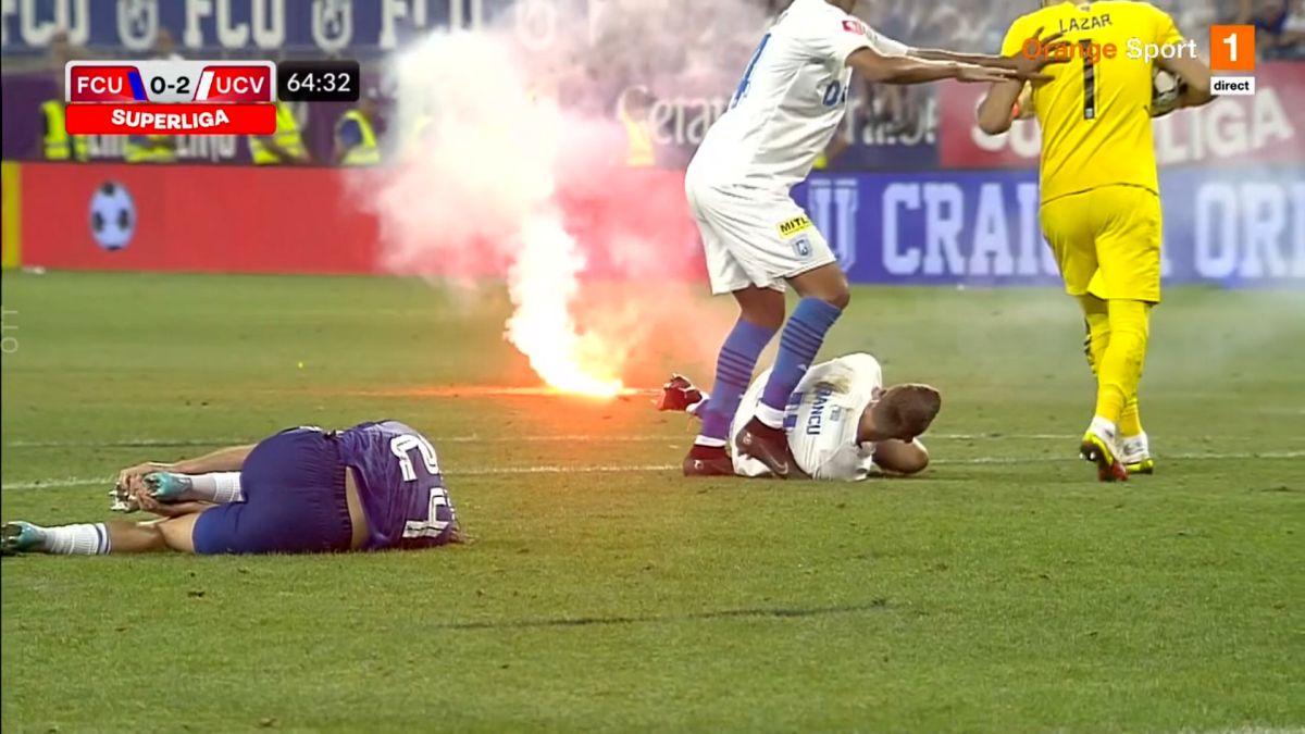 FOTO Întrerupere în FCU Craiova - CSU Craiova cauzată de torțele aruncate de fanii gazdelor