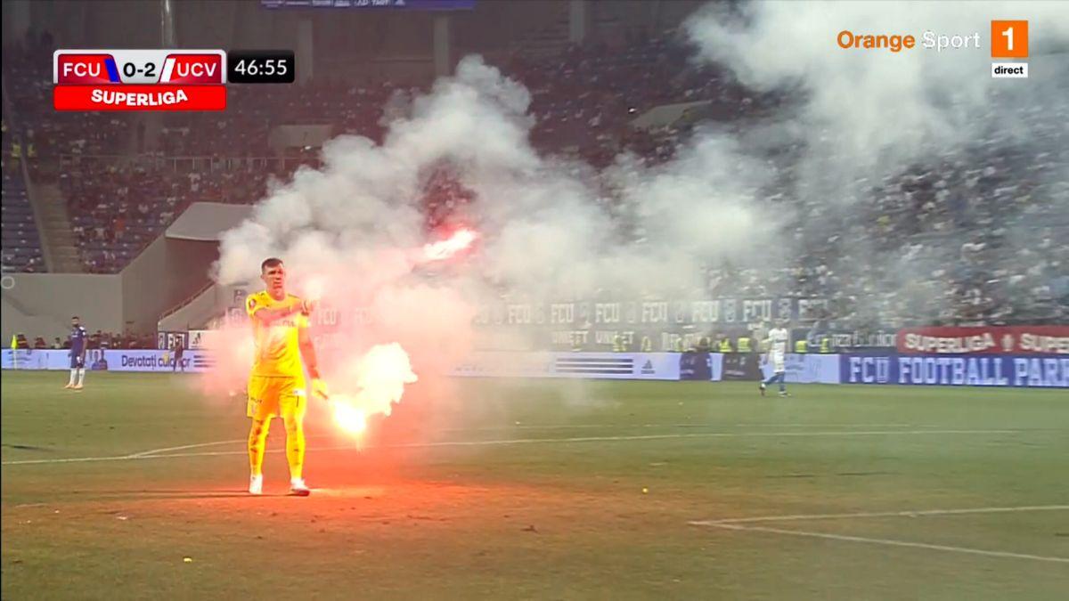FOTO Întrerupere în FCU Craiova - CSU Craiova cauzată de torțele aruncate de fanii gazdelor