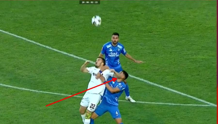 FOTO: Captură @Orange Sport Fază bizară în Chindia - CFR Cluj » Jucătorii campioanei n-au înțeles de ce a fost eliminat Gabriel Debeljuh! Ce spune protocolul VAR