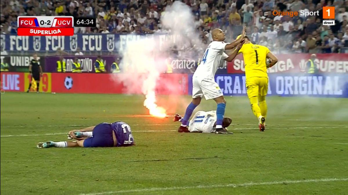 FOTO Întrerupere în FCU Craiova - CSU Craiova cauzată de torțele aruncate de fanii gazdelor