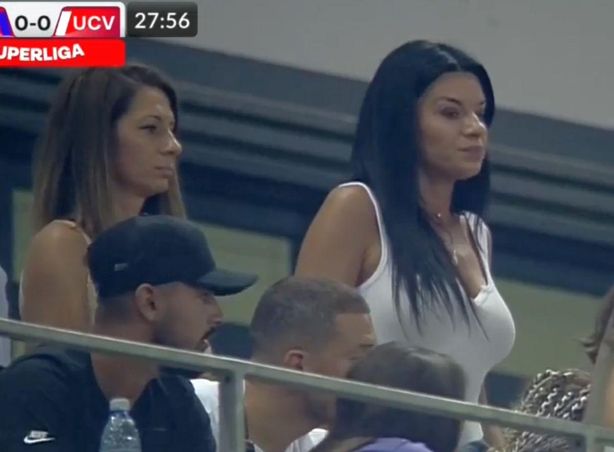 FOTO Ramona, soția lui Marius Croitoru, și sora ei, în tribune la FCU Craiova - CSU Craiova 07.08.2022