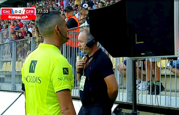 Fază bizară în Chindia - CFR Cluj » Jucătorii campioanei n-au înțeles de ce a fost eliminat Gabriel Debeljuh! Ce spune protocolul VAR