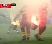 FOTO Întrerupere în FCU Craiova - CSU Craiova cauzată de torțele aruncate de fanii gazdelor