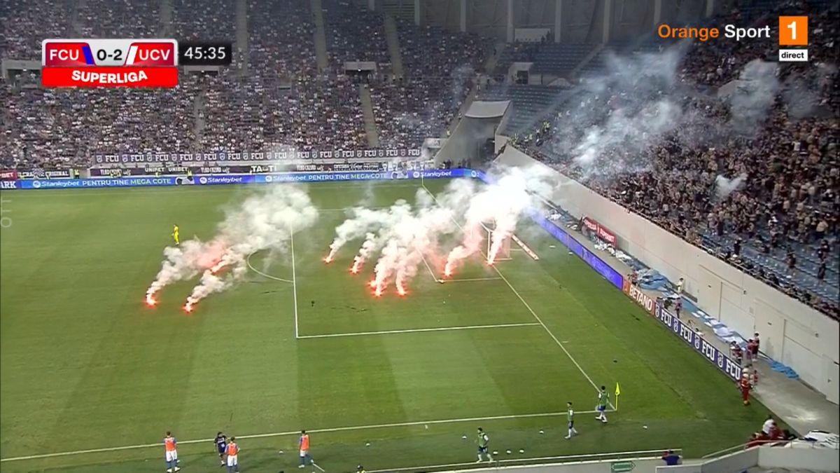 FOTO Întrerupere în FCU Craiova - CSU Craiova cauzată de torțele aruncate de fanii gazdelor