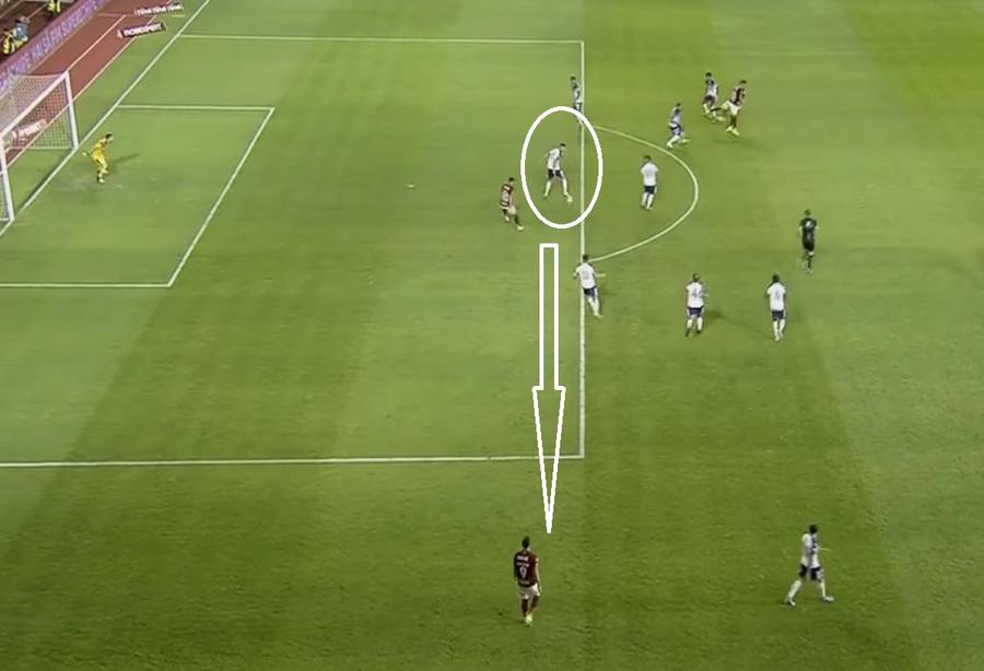 Turda, încercuit, deviază spre Costache, aflat în partea stângă a terenului Fanii și comentatorii au răbufnit la Rapid - FC Argeș: „Ofsaid?! E incredibil ce a făcut VAR-ul!” » Un arbitru FIFA clarifică pentru GSP faza problemă