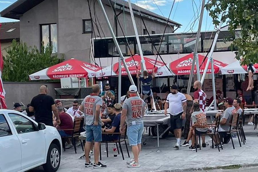 Galeria Rapidului a ajuns deja la Voluntari, cu mai bine de două ore înainte de meci / foto: GSP Rapid, colaps în Ilfov » FC Voluntari profită de gafele lui Moldovan și urcă pe 2 în Superligă! Clasamentul ACUM