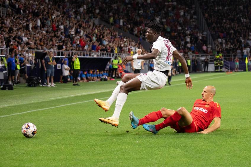 Vlad Chiricheș, fault în margine la Yeboah/ foto: Imago Images
