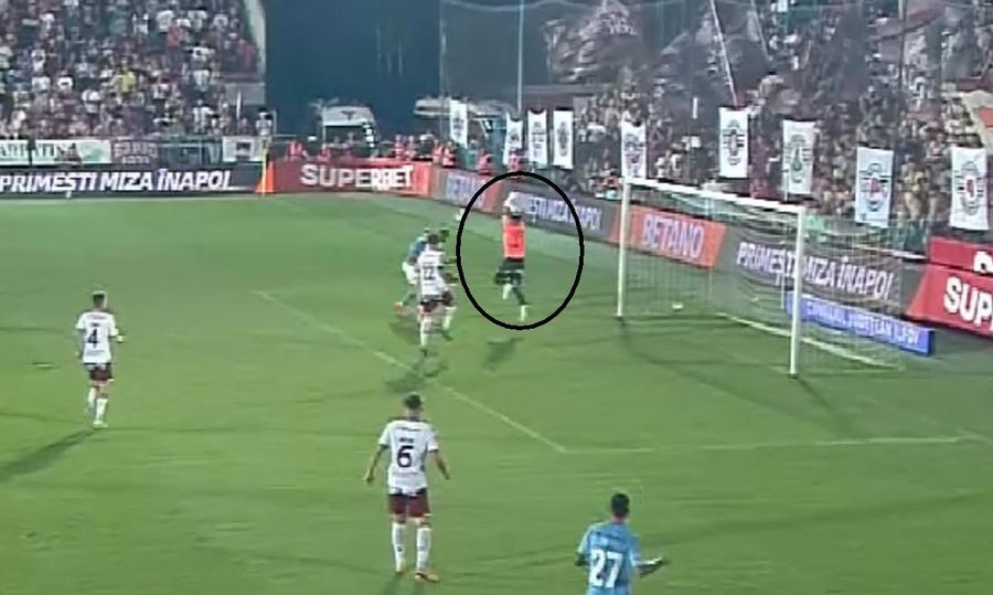 Ieșirea greșită a lui Moldovan / FOTO: captură TV @Digi Sport 1 Zi neagră pentru titularul naționalei » Două gafe ANTOLOGICE în duelul cu Voluntari: gol-record încasat după ZECE secunde