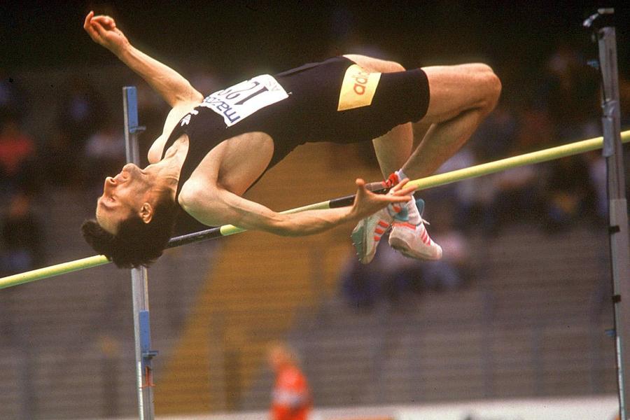 Sorin Matei într-o săritură la un concurs în Germania în 1990 FOTO Imago De ce a rezistat 30 de ani recordul uluitor al lui Javier Sotomayor? Cel mai bun român din istorie știe secretul performanței