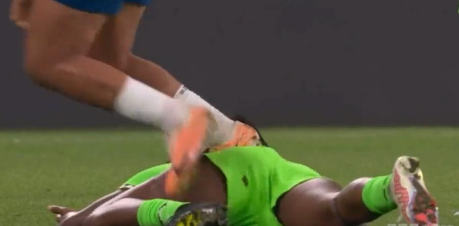 Foto: Captură Scenă șocantă la Mondialul feminin. A călcat-o pe spate! „Dezamăgitor!” + N-au găsit poarta la primele penalty-uri!