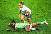 Scenă șocantă la Mondialul feminin. A călcat-o pe spate! „Dezamăgitor!” + N-au găsit poarta la primele penalty-uri!