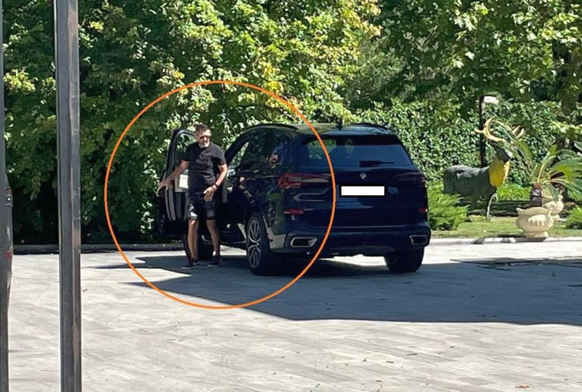 În această dimineață, agentul Florin Vulturar a sosit la palatul lui Gigi Becali, pentru a discuta despre transferul lui Malcom Edjouma