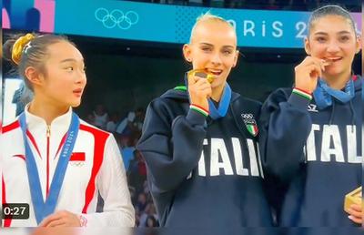 Moment cu zeci de milioane de vizualizări la Jocurile Olimpice » Ce a făcut chinezoaica pe podium, după ce le-a văzut pe italience mușcând medaliile