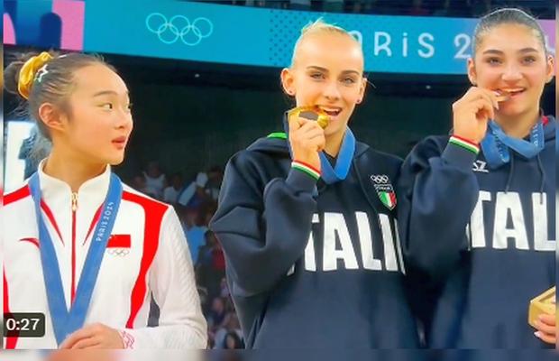 Moment cu zeci de milioane de vizualizări la Jocurile Olimpice » Ce a făcut chinezoaica pe podium, după ce le-a văzut pe italience mușcând medaliile