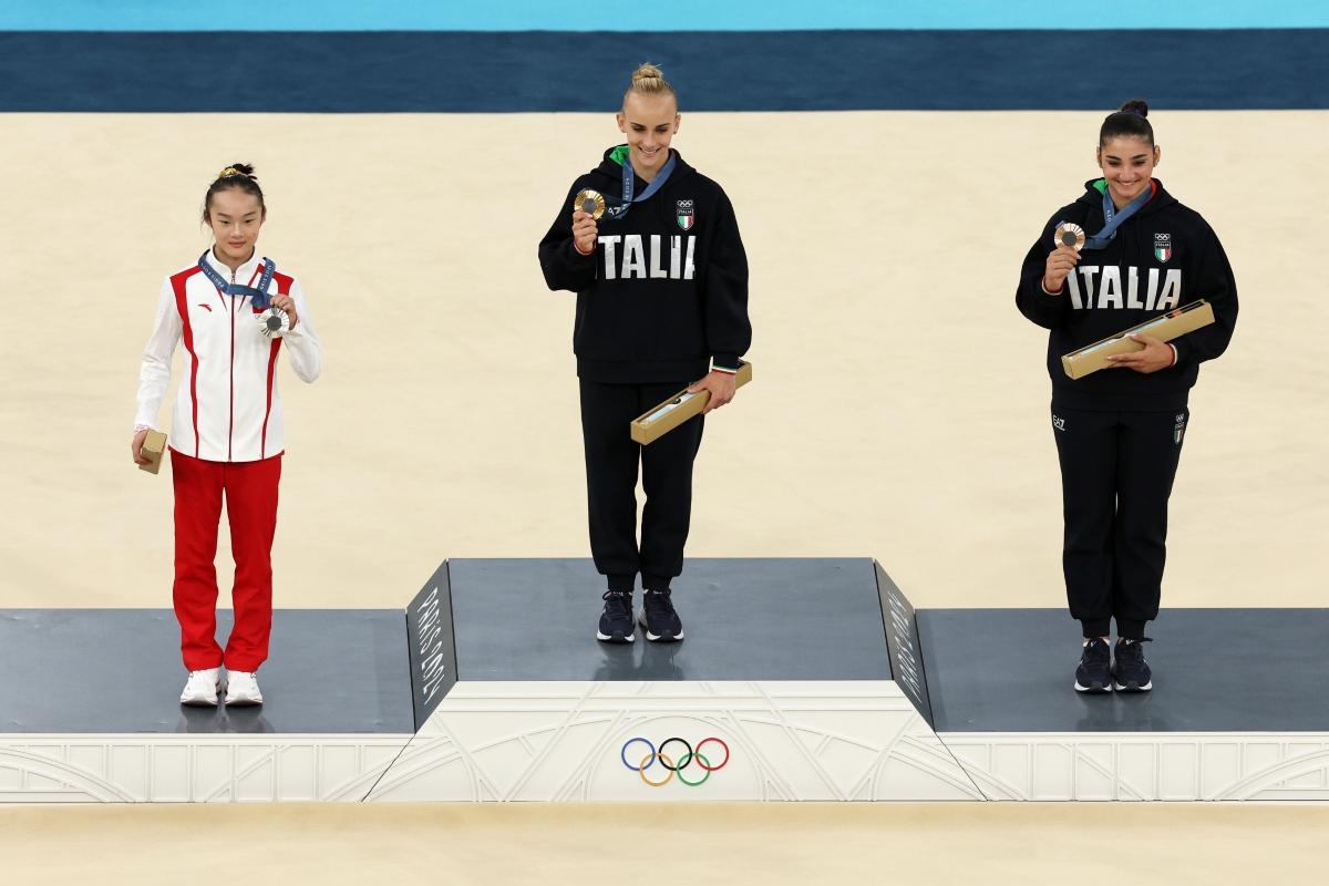 Moment cu zeci de milioane de vizualizări la Jocurile Olimpice » Ce a făcut chinezoaica pe podium, după ce le-a văzut pe italience mușcând medaliile