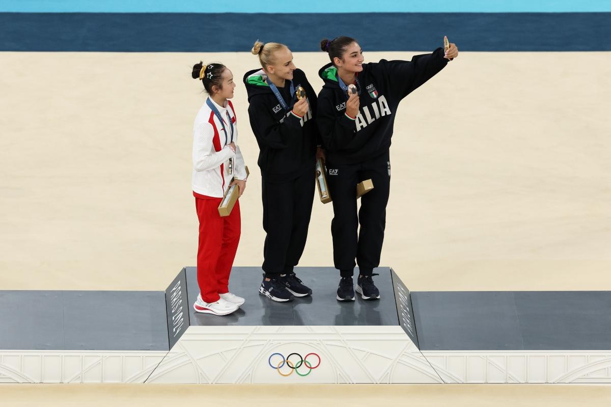 Ce a făcut chinezoaica Zhou Yaqin pe podium, după ce le-a văzut pe italience mușcând medaliile