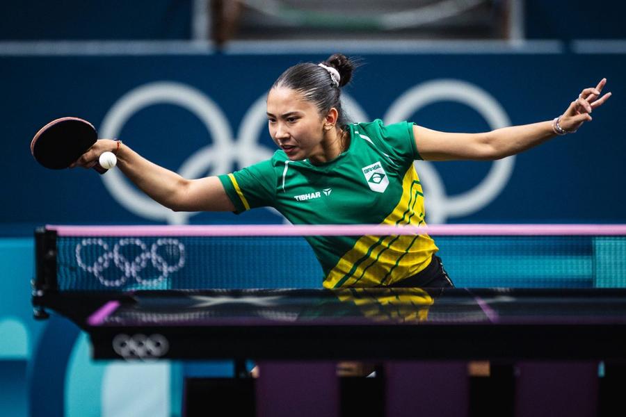 Giulia Takahashi în acțiune la Jocurile Olimpice 2024 Foto: Reuters Frații din tenisul de masă olimpic la Paris: „Pentru cel mare e bine, cel mai tânăr îndură presiunea și atenția publică”