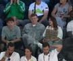 Leon Marchand, în centrul imaginii, în tribune la SUA - Brazilia