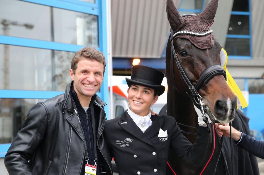 Thomas Muller și soția lui, Lisa, la un concurs de dresaj / Foto: Imago Vedetă la Paris » Calul lui Thomas Muller a devenit campion olimpic!