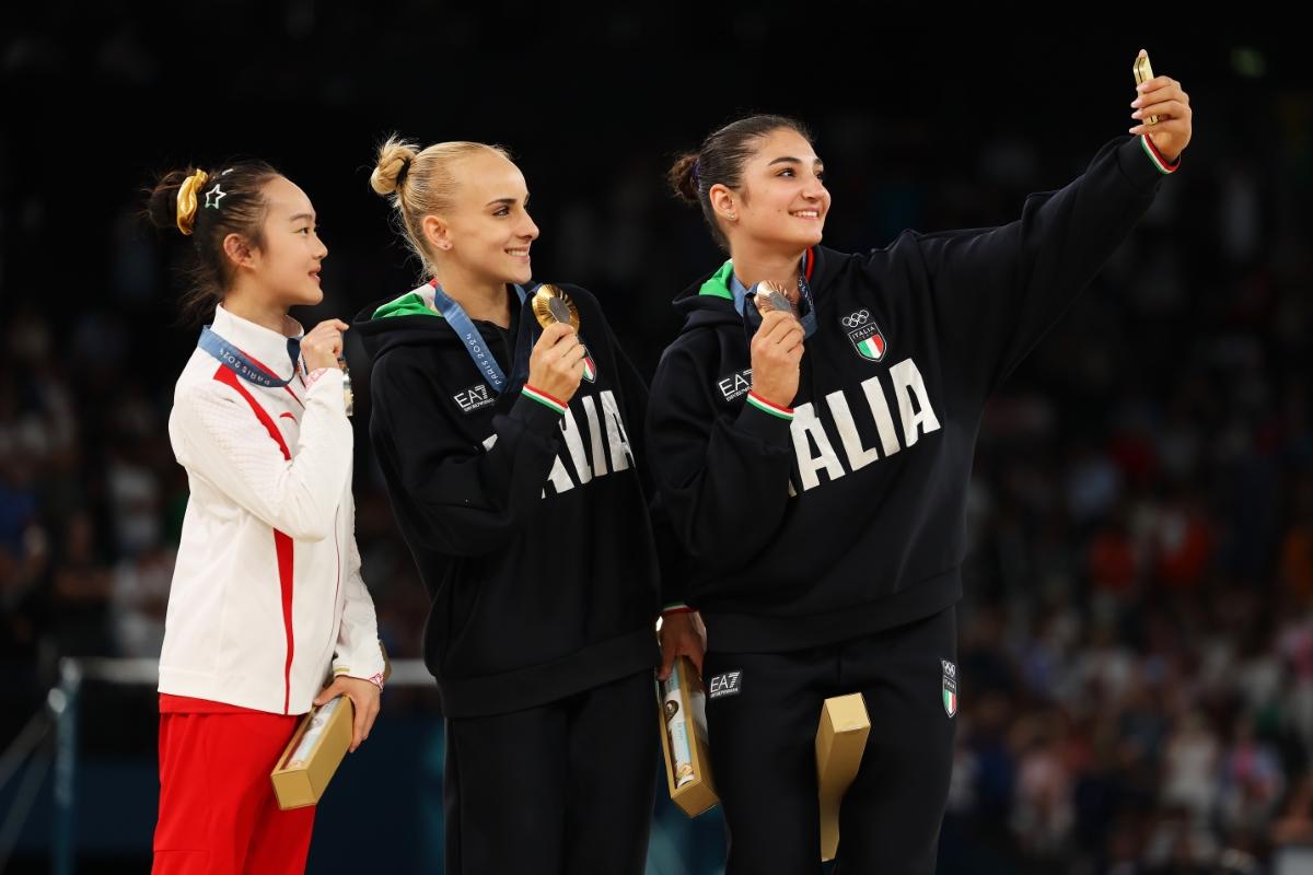 Moment cu zeci de milioane de vizualizări la Jocurile Olimpice » Ce a făcut chinezoaica pe podium, după ce le-a văzut pe italience mușcând medaliile