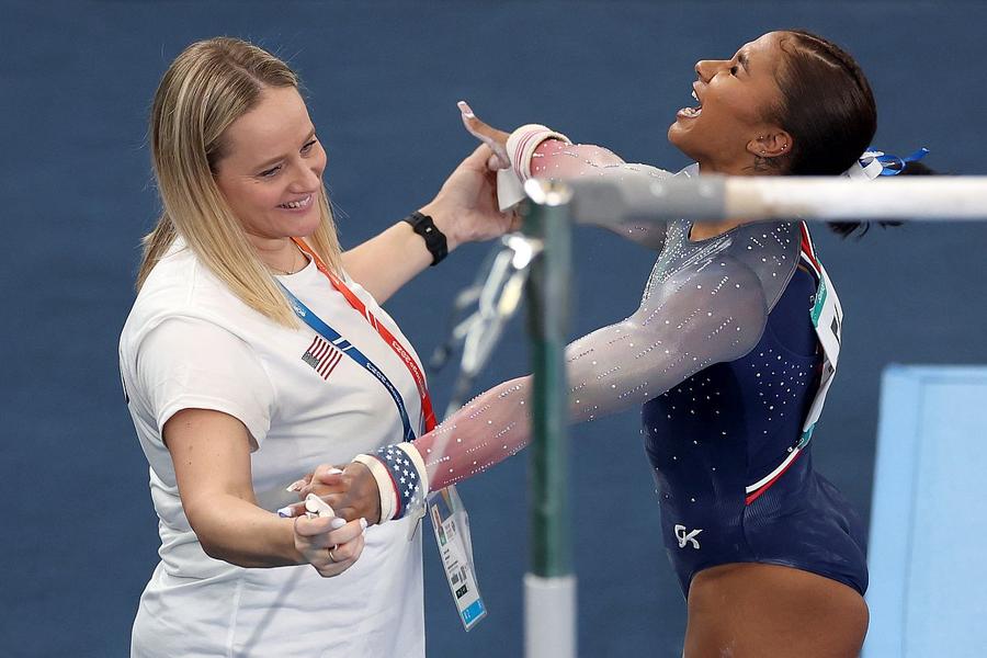 Cecile Landi, alături de Jordan Chiles // foto: Guliver/gettyimages Antrenoarea americancei Jordan Chiles răsucește cuțitul în rană: „Nu credeam că vom avea succes cu contestația”