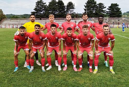 AFC Muscelul Câmpulung a promovat în liga secundă după 20 de ani. Stadionul din localitate încă nu îndeplinește standardele cerute de FRF, așa că echipa e obligată să se mute, pentru moment, la Buftea.