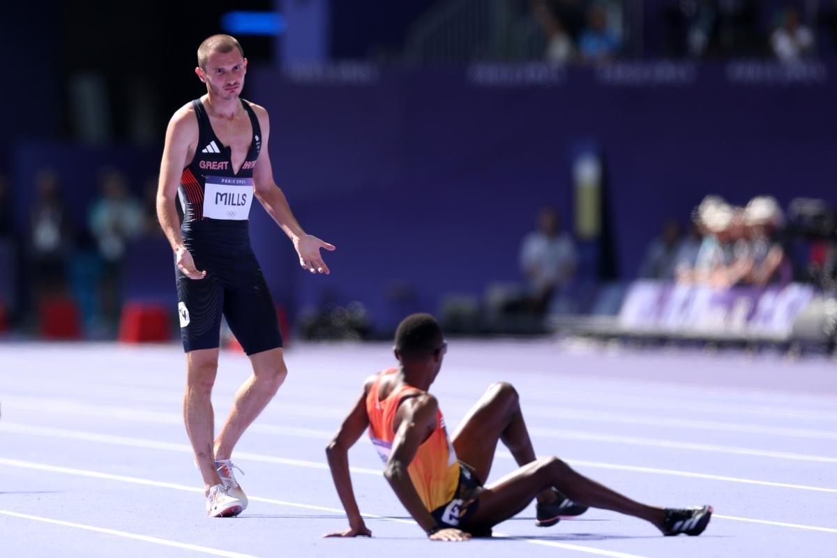 Haos la atletism, pe 5.000 de metri! Scandal după ce au căzut precum popicele: „M-a împins, depun contestație!” » Arbitrul a intervenit decisiv